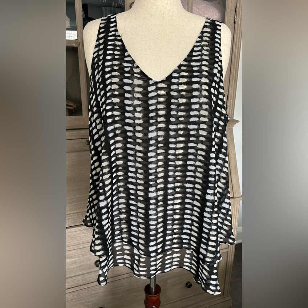 V-neck Double Layer Hem Swing Top in Black/White/Taupe Brush stroke- 20W